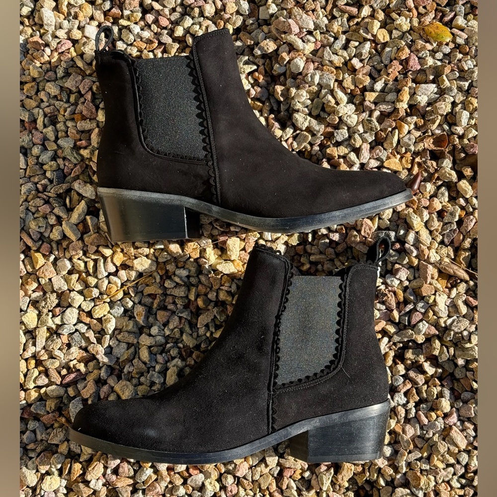 NIB Patricia Green "Glory" suede ankle boots - Size 8
